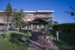giardino-con-vasche-per-ortoterapia