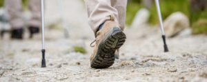 Anziano che cammina con scarpe comode