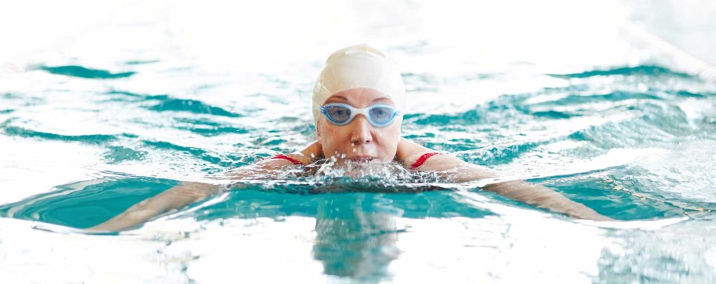 Tutti i benefici del nuoto per gli anziani