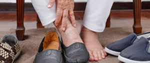 anziani-piedi-gonfi