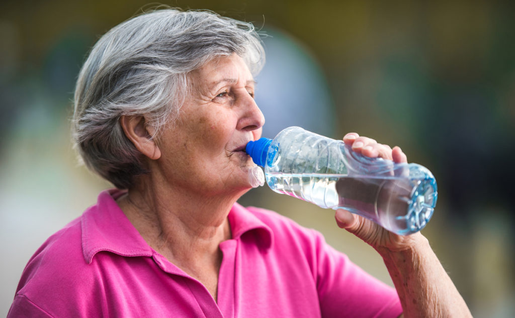 Dieta anziani: quanto bere e cosa mangiare contro il caldo