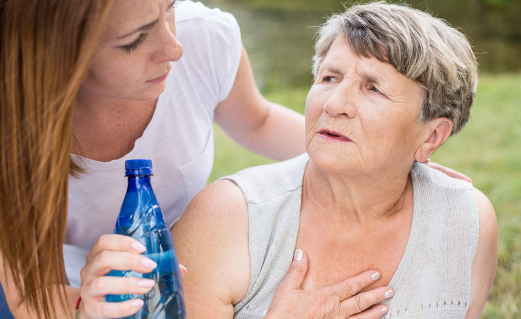 Anziani e caldo: i rischi per la pressione e i consigli per una corretta idratazione