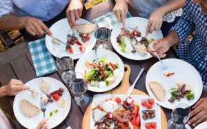 friends-eating-together