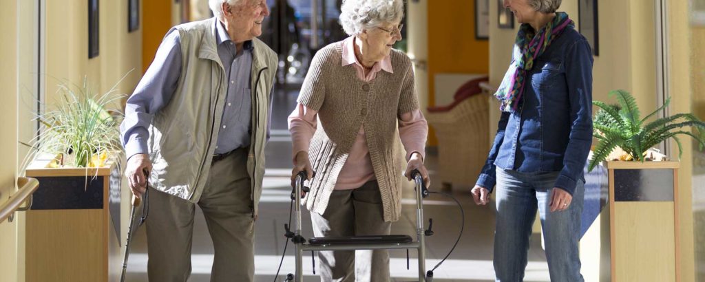 Deambulatore per anziani: i vantaggi e i consigli per la scelta giusta