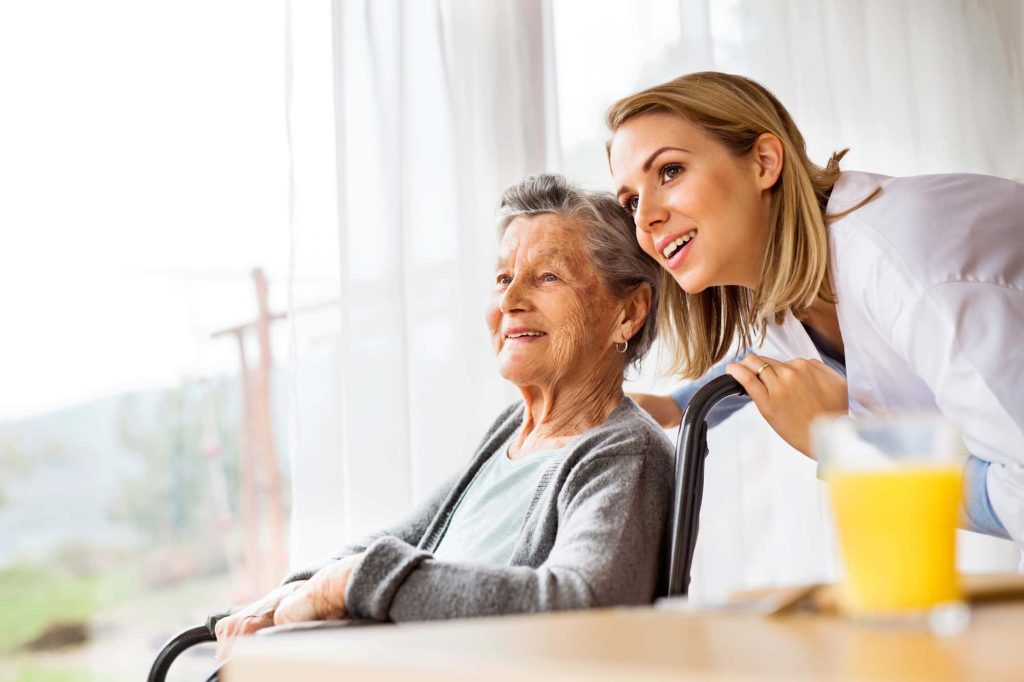 Assistente familiare o caregiver professionale cosa sapere e come sceglierlo