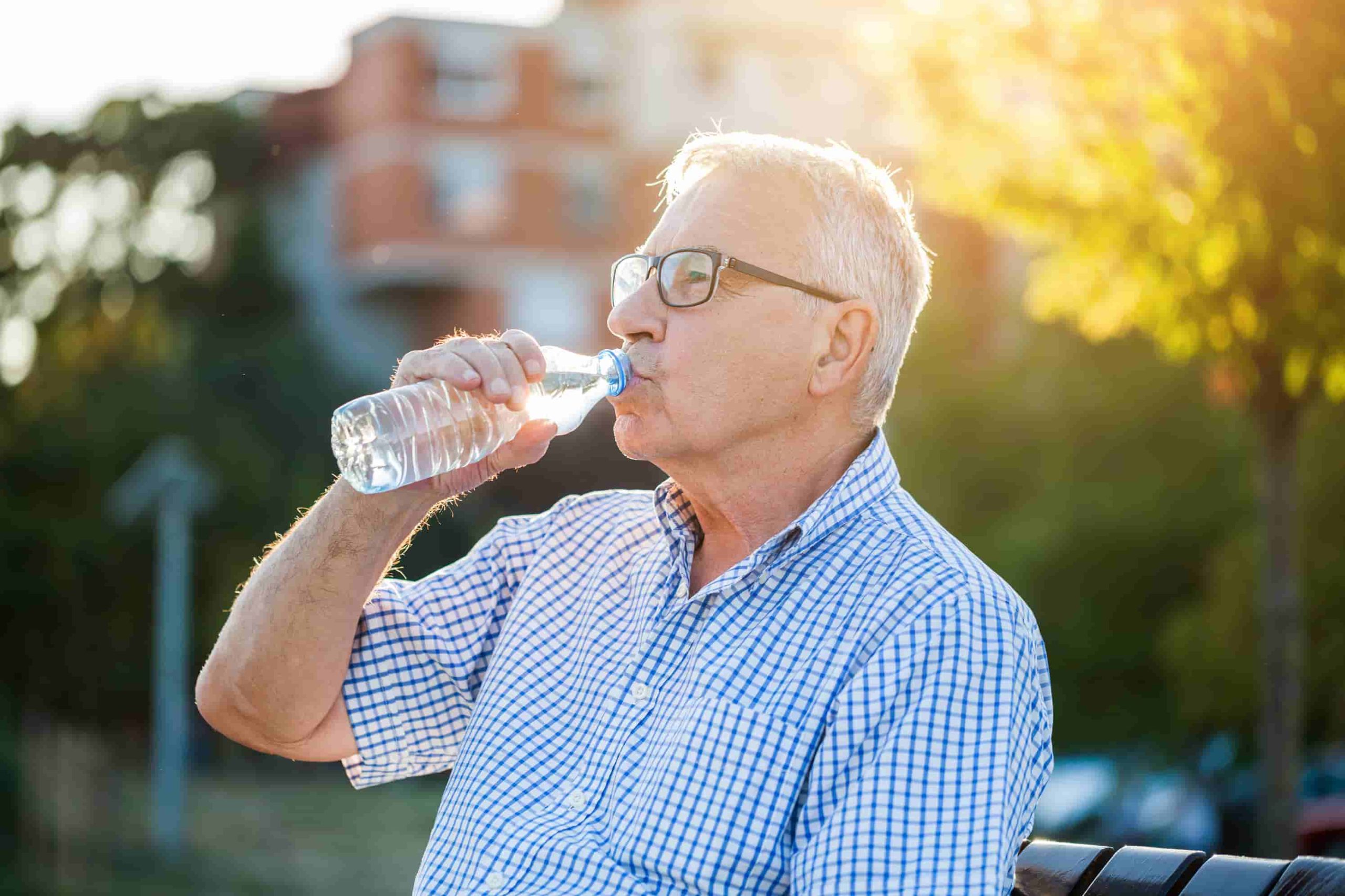 anziano beve acqua
