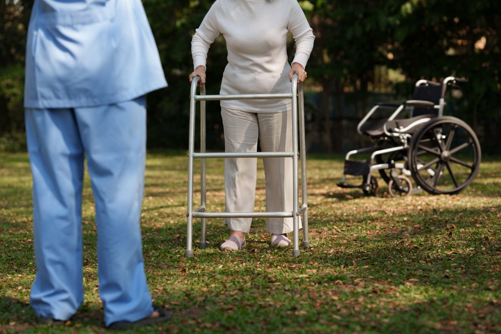 Esercizi per recupero deambulazione anziani: semplici proposte da fare a casa