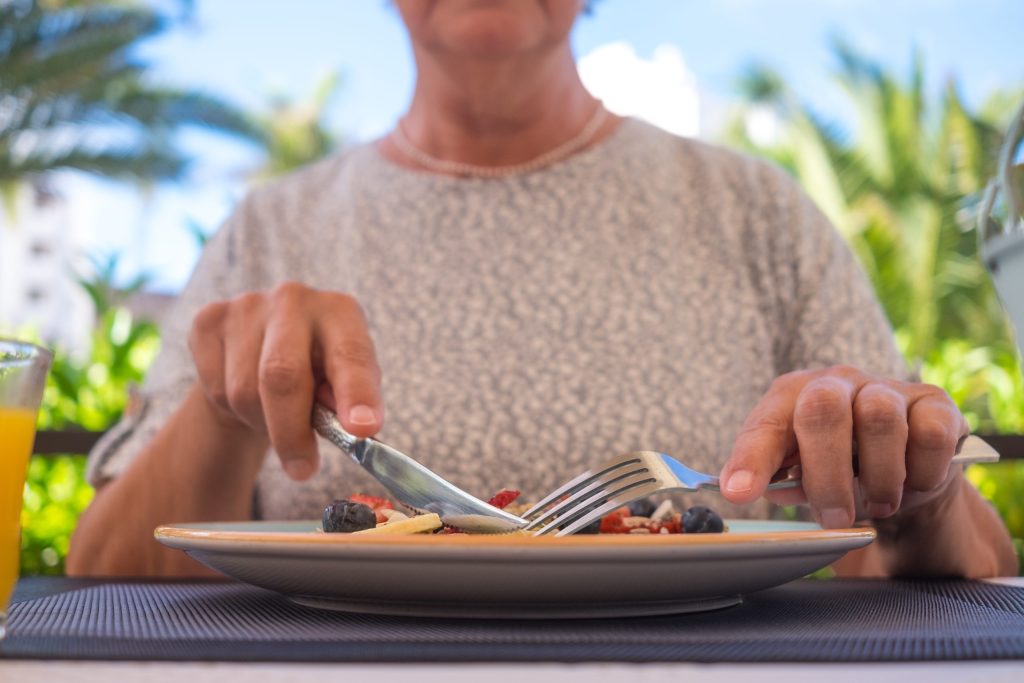 Alimentazione estate anziani: i consigli per combattere caldo e spossatezza