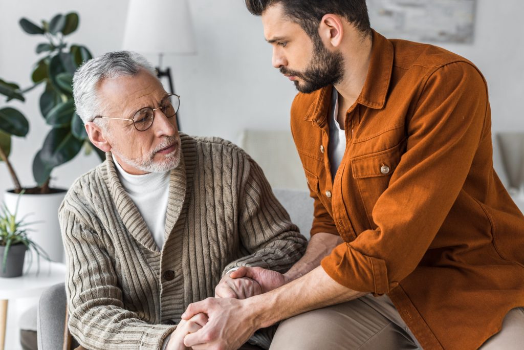 Depressione caregiver: quando la cura di un anziano sfocia in stress e burnout