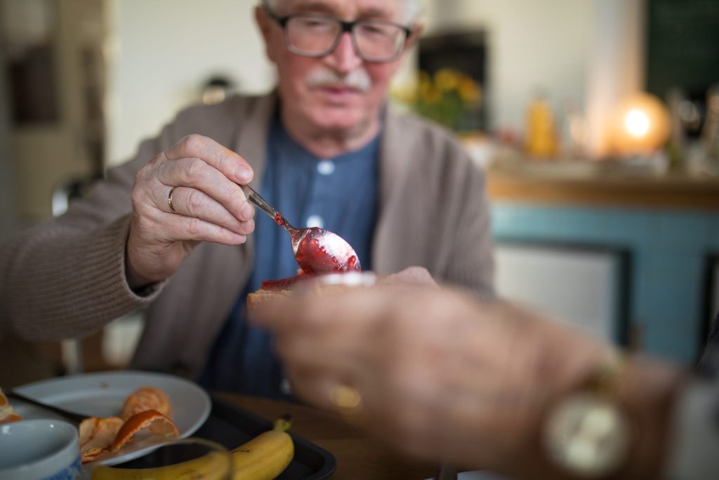 Dieta per stitichezza anziani: come trovare una regolarità funzionale