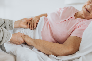 Come alzare un anziano dal letto